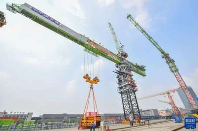 世界级工程“大力士”亮相 最大起重量720吨塔式起重机在湖南常德下线交付