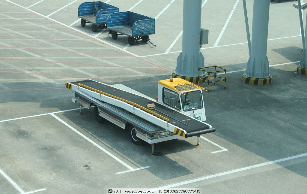 钢铁巨臂 起吊车的工业力量与视觉魅力